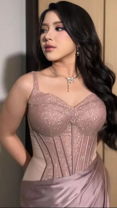 Riasan wajahnya juga begitu pas, dalam rona pink yang memperlihatkan sisi manisnya.