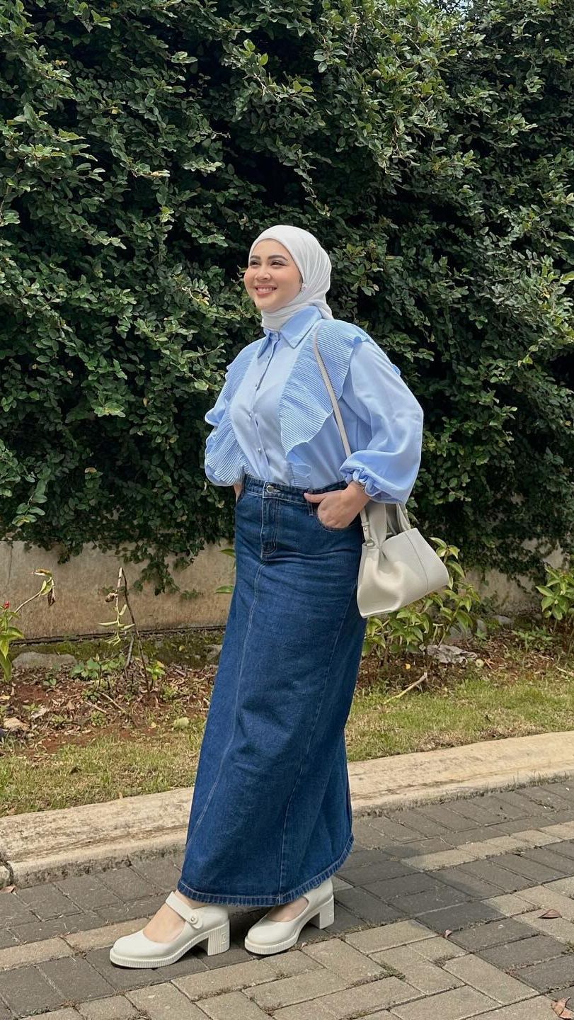 Seperti saat ia mengenakan blouse biru dan rok denim yang membuat penampilannya anak muda banget
