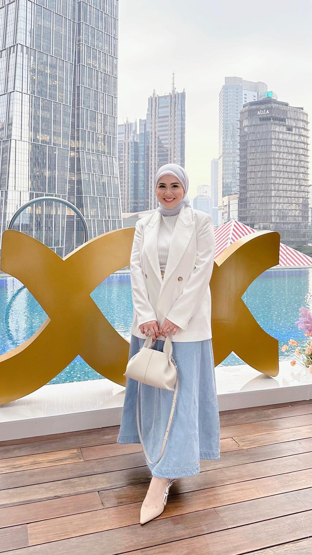 Keisha tampaknya gemar memakai rok dalam berbagai kegiatannya. Seperti saat ia tampil dengan blazer putih dan rok biru