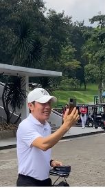 Momen STY Disodorkan Ponsel Langsung Terima Video Call Penuh Senyum, Aksi Ramahnya Banjir Pujian