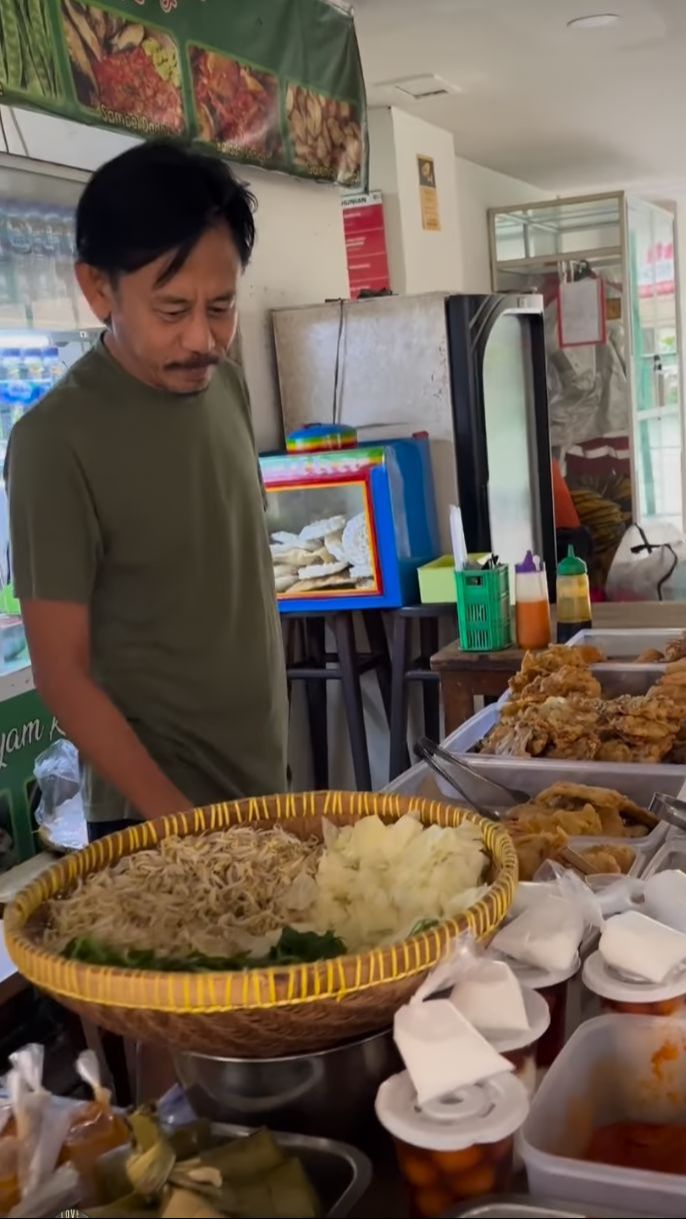 Warung makan Epy Kusnandar tampak sederhana mirip warung makanan pada umumnya.
