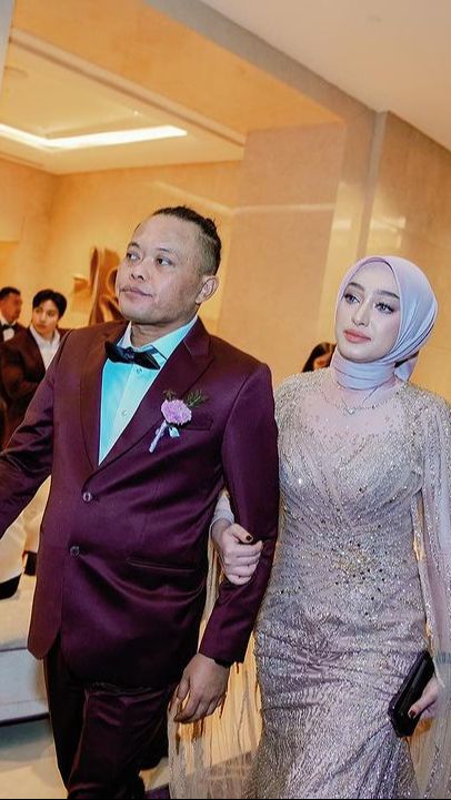 7 Potret Kedekatan Santyka Fauziah dengan Anak dan Keluarga Sule