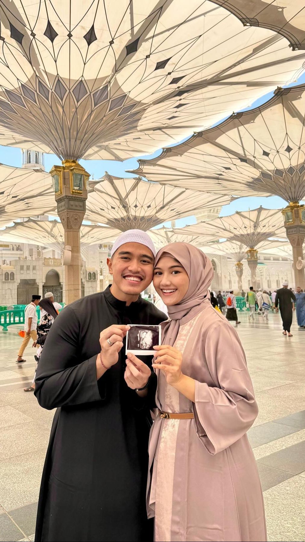 Kabar bahagia itu terasa semakin spesial lantaran Kaesang dan Erina membagikannya setelah menjalankan ibadah umrah