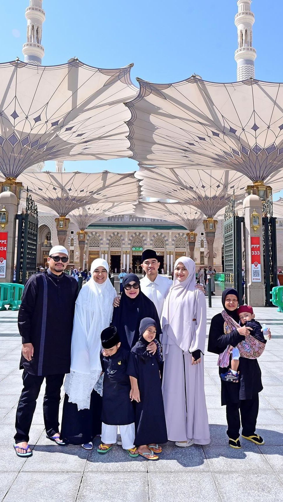 Rupanya ibadah umrah ini tak dilakukan berdua saja melainkan juga bersama keluarga besar