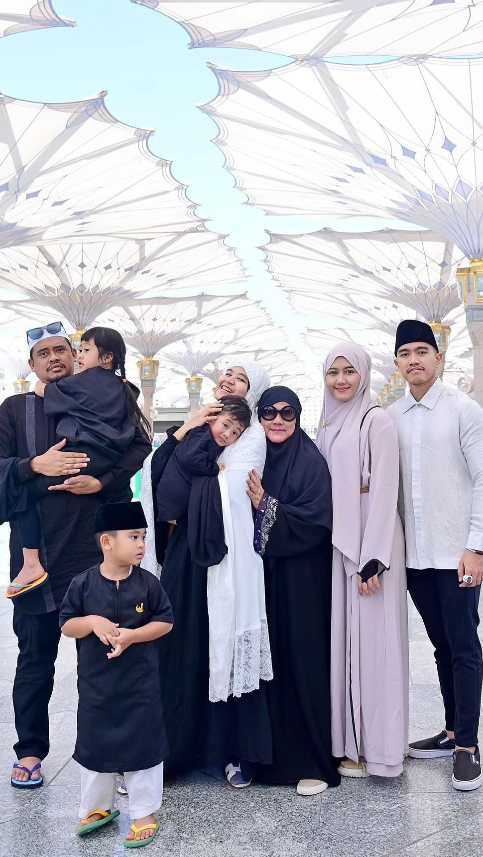 Mereka pun turut merasa bahagia mendengar kabar kehamilan Erina. Tak lupa Kaesang dan Erina berserta keluarga mengabadikan momen mereka selama di Tanah Suci