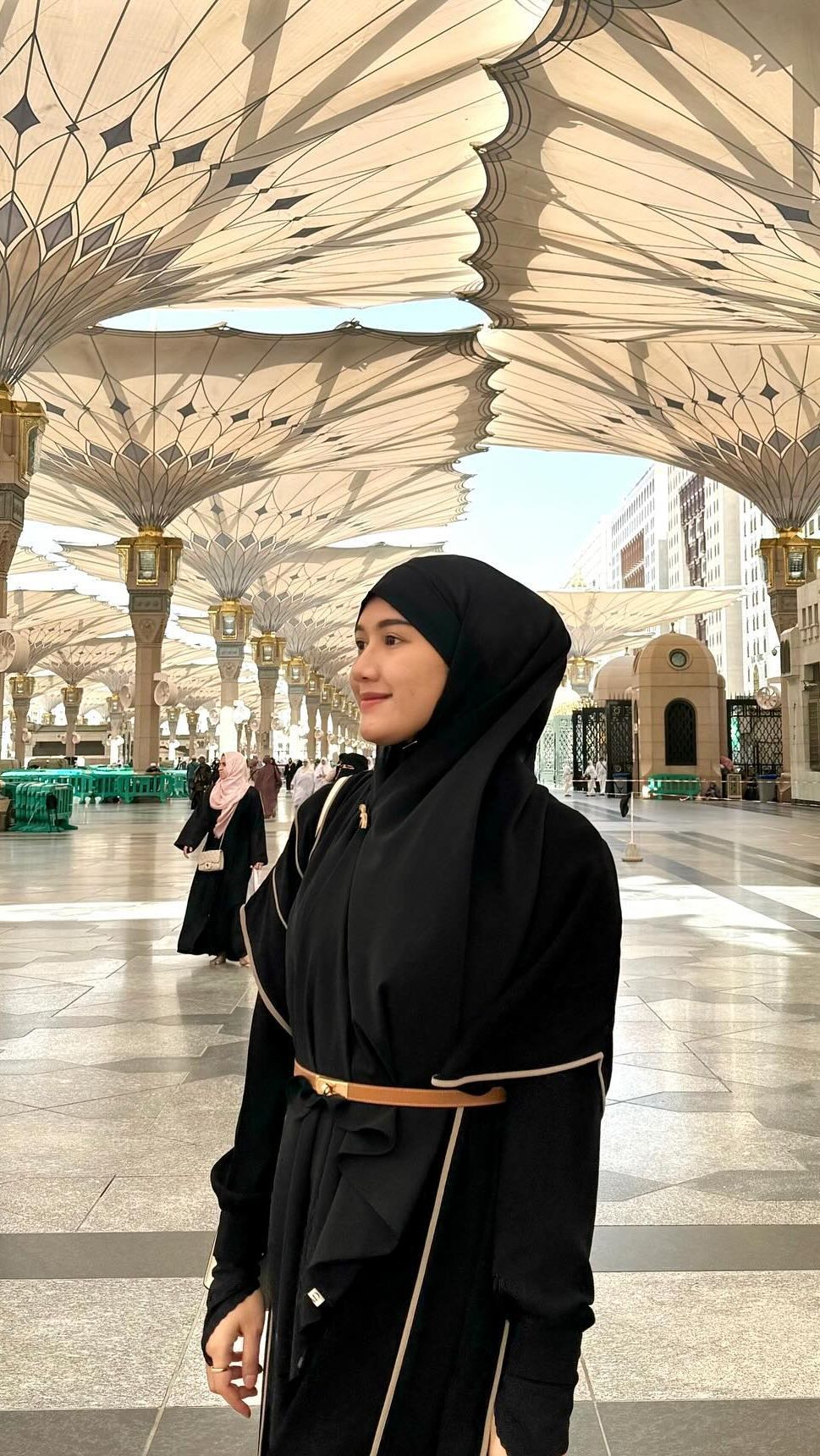 Di sisi lain penampilan Erina juga tak luput dari perhatian. Ia disebut semakin cantik meski tengah mengandung
