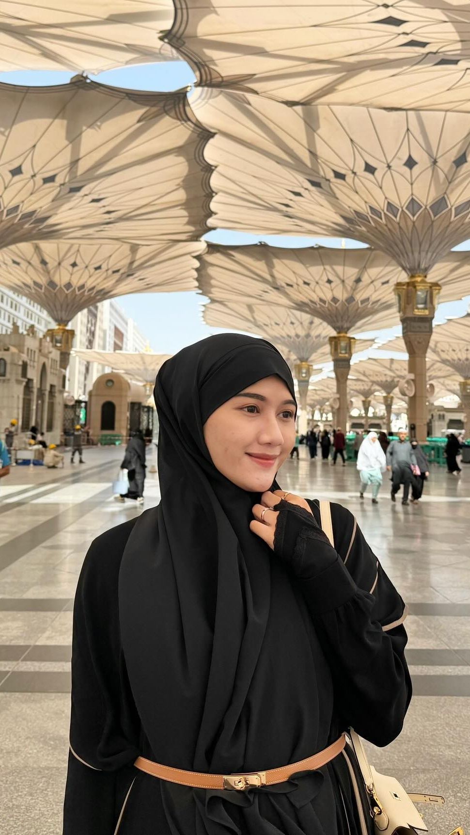Meski belum dikabarkan berapa usia kandungan Erina, namun area perutnya terlihat mulai membesar layaknya seorang ibu hamil