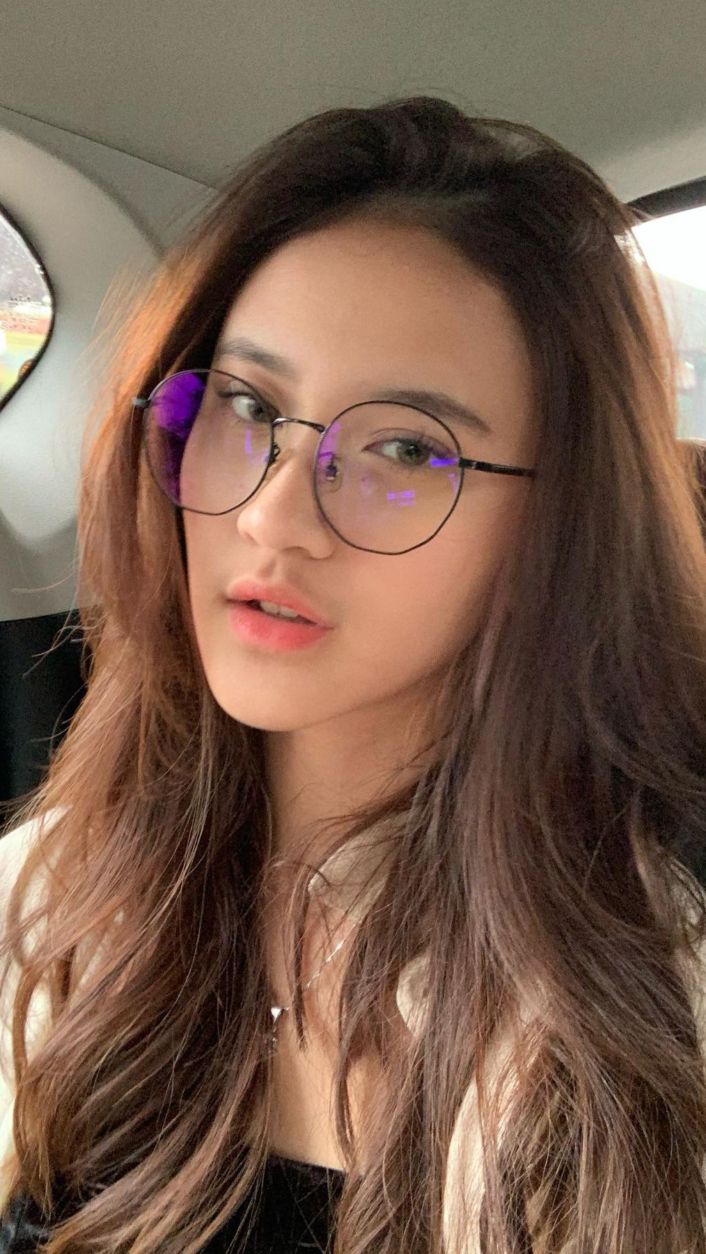 Terlebih, Harleyava juga selalu tampil dengan rambut panjang yang dibiarkan tergerai mirip kakak ipar Rizwan
