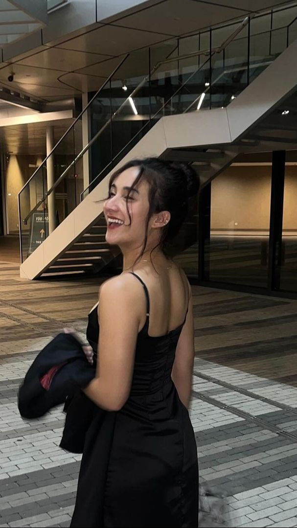Naomi merupakan artis pemain FTV keturunan Jerman Bali.