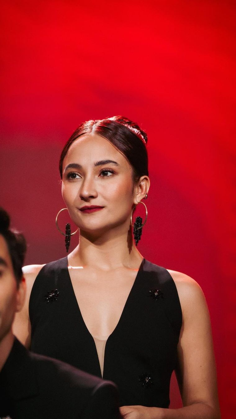Tak heran jika wajahnya begitu cantik seperti bule.