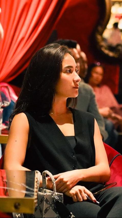 Ia pernah disorot karena berpacaran dengan Sule.