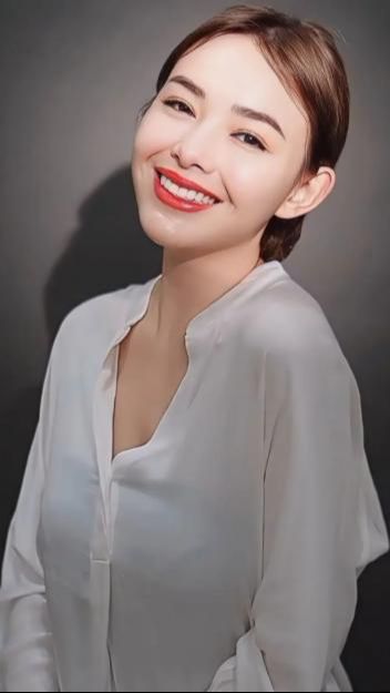 Dengan lipstik merah merona senyumanya bikin candu.