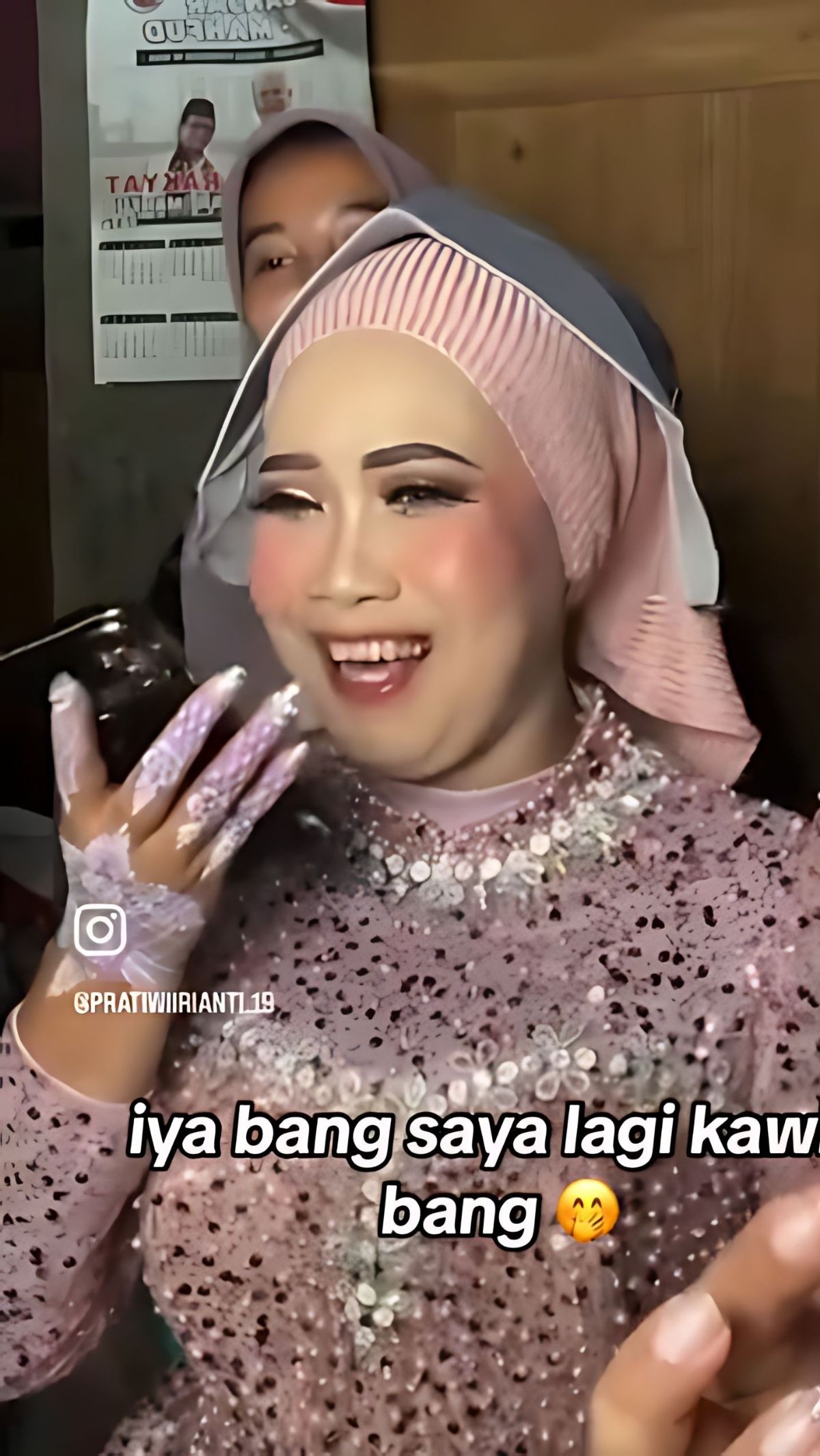 Ngakak! Momen Lucu Pengantin Lagi Dirias Sempat-sempatnya Ditelpon Kurir Bahas Paket