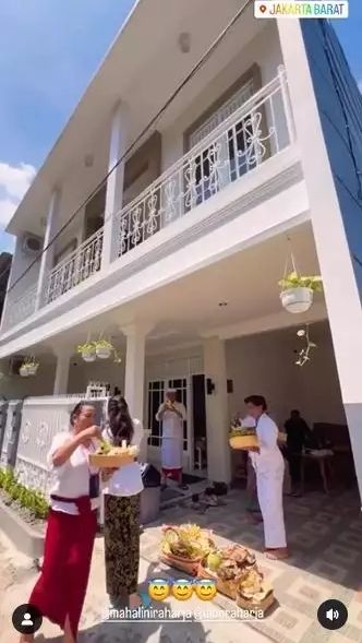 Rumah baru Mahalini tampak berwarna serba putih dan terdiri dari dua lantai.