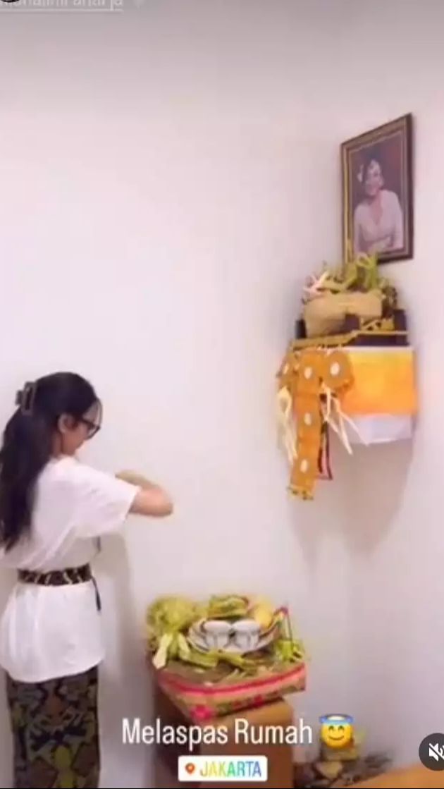 Rumah itu berdesain minimalis modern yang begitu mewah.