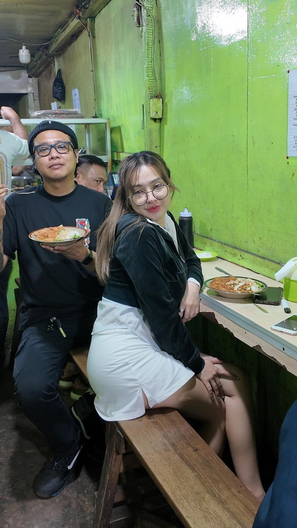 Bahkan saat perayaan valentine keduanya juga asyik makan di warung