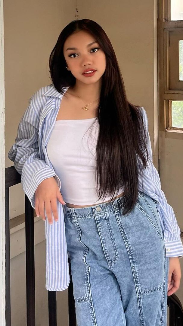 Naura Ayu merupakan pemain FTV sekaligus penyanyi muda di Indonesia.