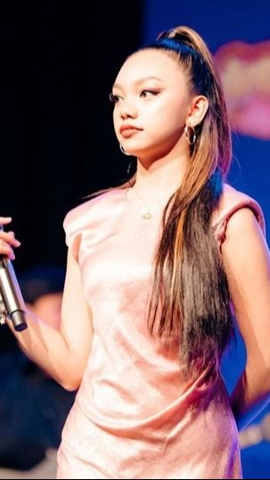 Dengan rambut sama-sama panjang, mereka ini disebut mirip ,lho!