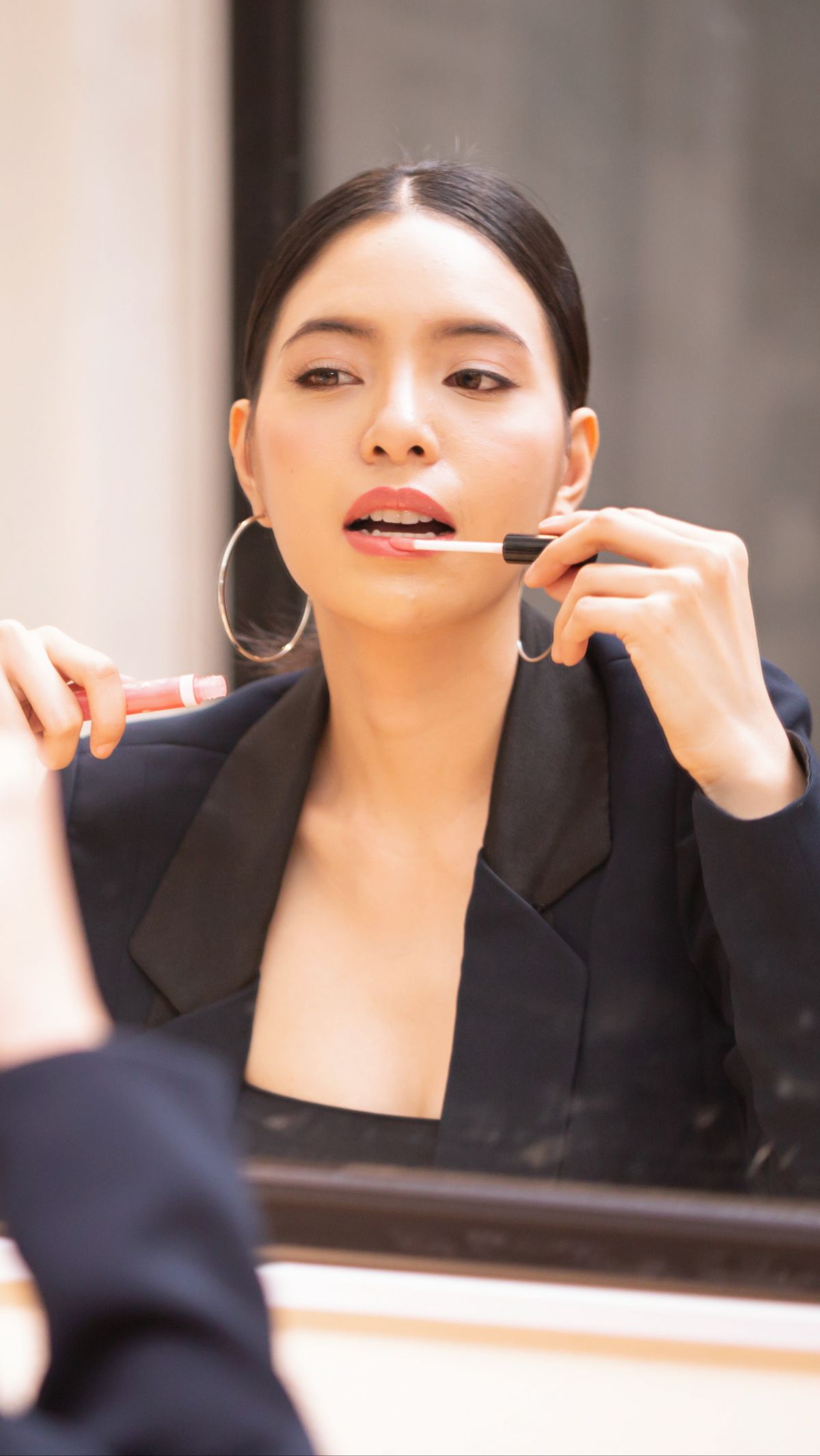 2 Trik Irit Pakai Base Makeup dan Lip Tint, Wajah On Point Tak Perlu Boros