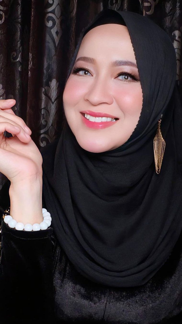 Tampil Beda dengan Riasan Serba Pink, Okie Agustina Dipuji Bak Bule Arab