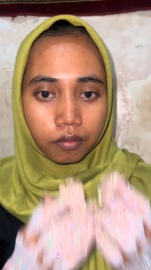 Wajahnya tampak natural tanpa sedikit pun makeup