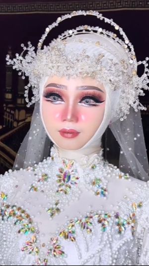 Penampilan pengantin wanita itu sangat mangalingi.Bahkan tak sedikit yang sulit mengingat wajah asli sang pengantin