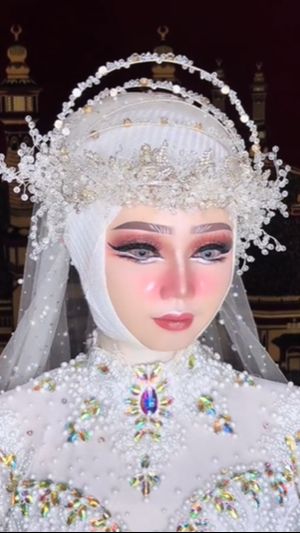 Sang MUA juga memakai softlens warna abu-abu dan eyeshadow putih. Alisnya pun terlihat lain dari biasanya