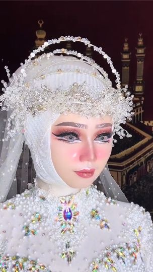 Penampilan super manglingi pangantin itu pun dinilai berlebihan oleh netizen. Namun tak sedikit yang menyebut jika sang pengantin terlihat memesona