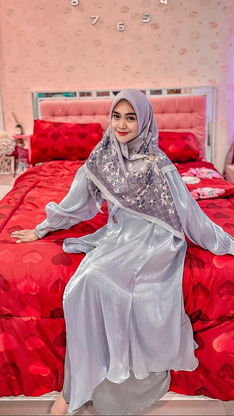Berbeda dengan Putri, Ricis dikenal sebagai youtuber sukses.