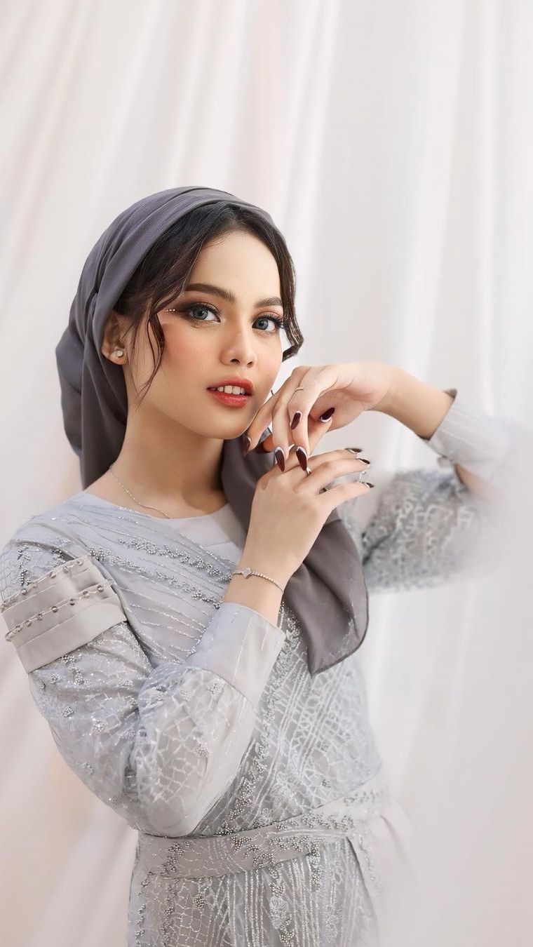 Sementara Putri merupakan penyanyi dangdut jebolan ajang pencarian bakat.