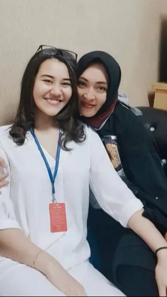 Bahkan selama Angelina Sondakh mendekam di penjara, Aaliyah selalu luangkan waktu untuk jenguk sang bunda