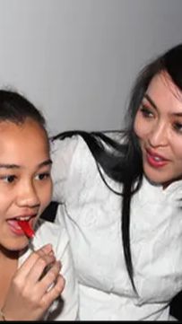 Adjie pun menikah lagi dengan Angelina Sondakh. Meski ibu sambung, namun Aaliyah begitu dekat dengan Angie