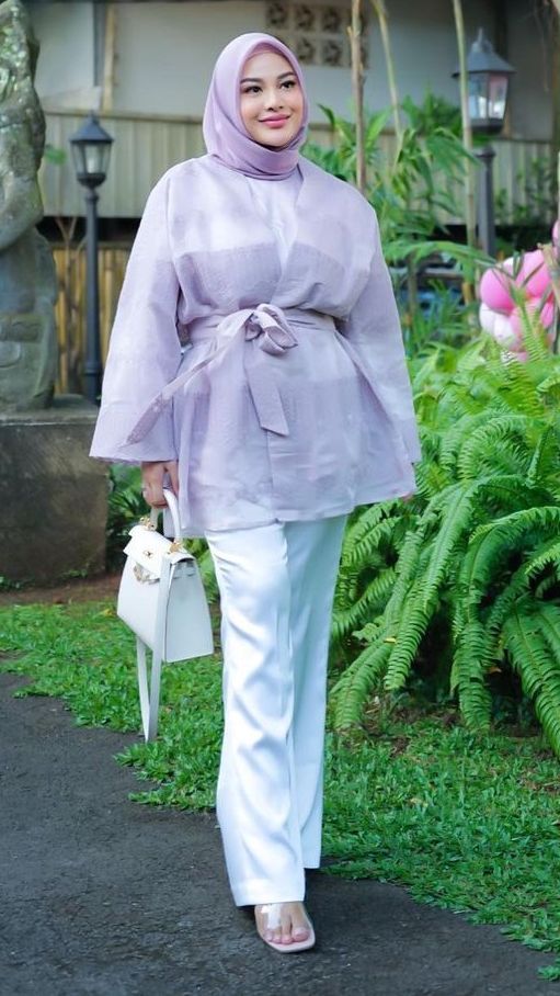 Meski berhijab, outfit Aurel pun tak pernah gagal, lho! Ia menyempurnakan penampilannya dengan tas mewah
