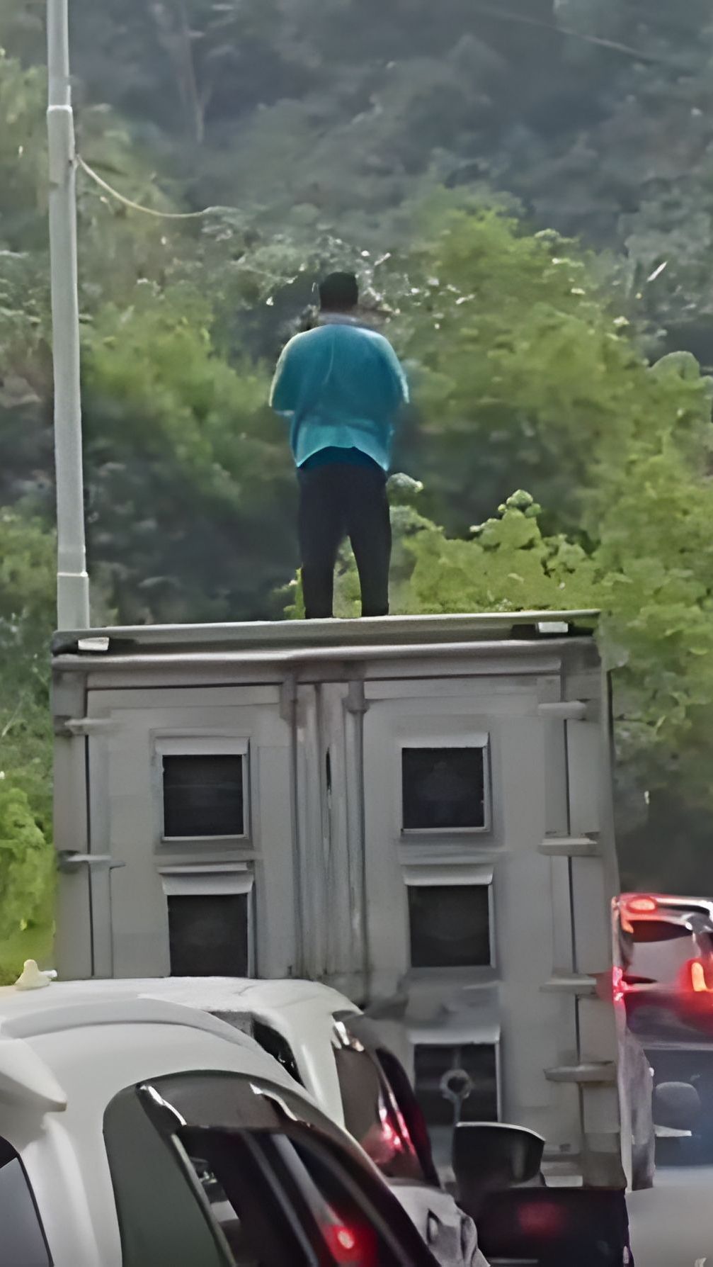 Video Viral Pria Sholat di Atas Truk yang Terjebak Macet Parah, Netizen Merasa Tertampar Keras