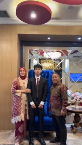 Paras tampan Sena disebut-sebut mirip dengan salah satu pemain Timnas Indonesia, Rafael Struick