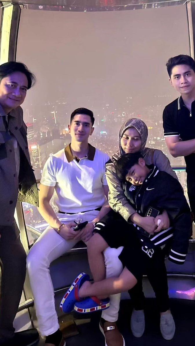 Pernikahan Sarni dan Ivan juga jauh dari gosip miring. Keduanya selalu terlihat mesra dan bahagia. Begitu pula hubungan Sarni dengan anak sambungnya yang begitu akur