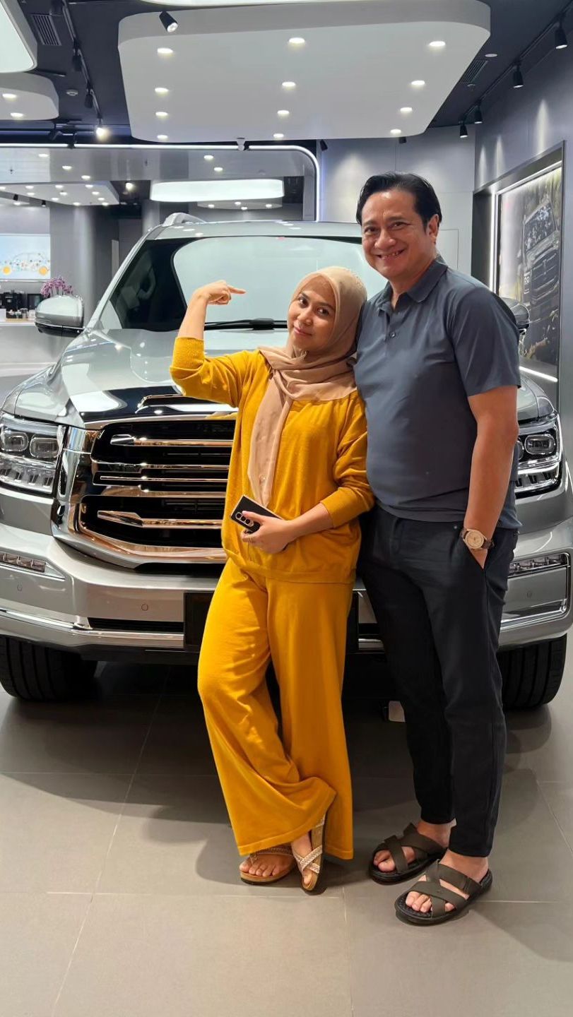 Baru-baru ini Verrell memberikan hadiah berupa mobil mewah senilai Rp 1,1 miliar pada ibu sambungnya tersebut