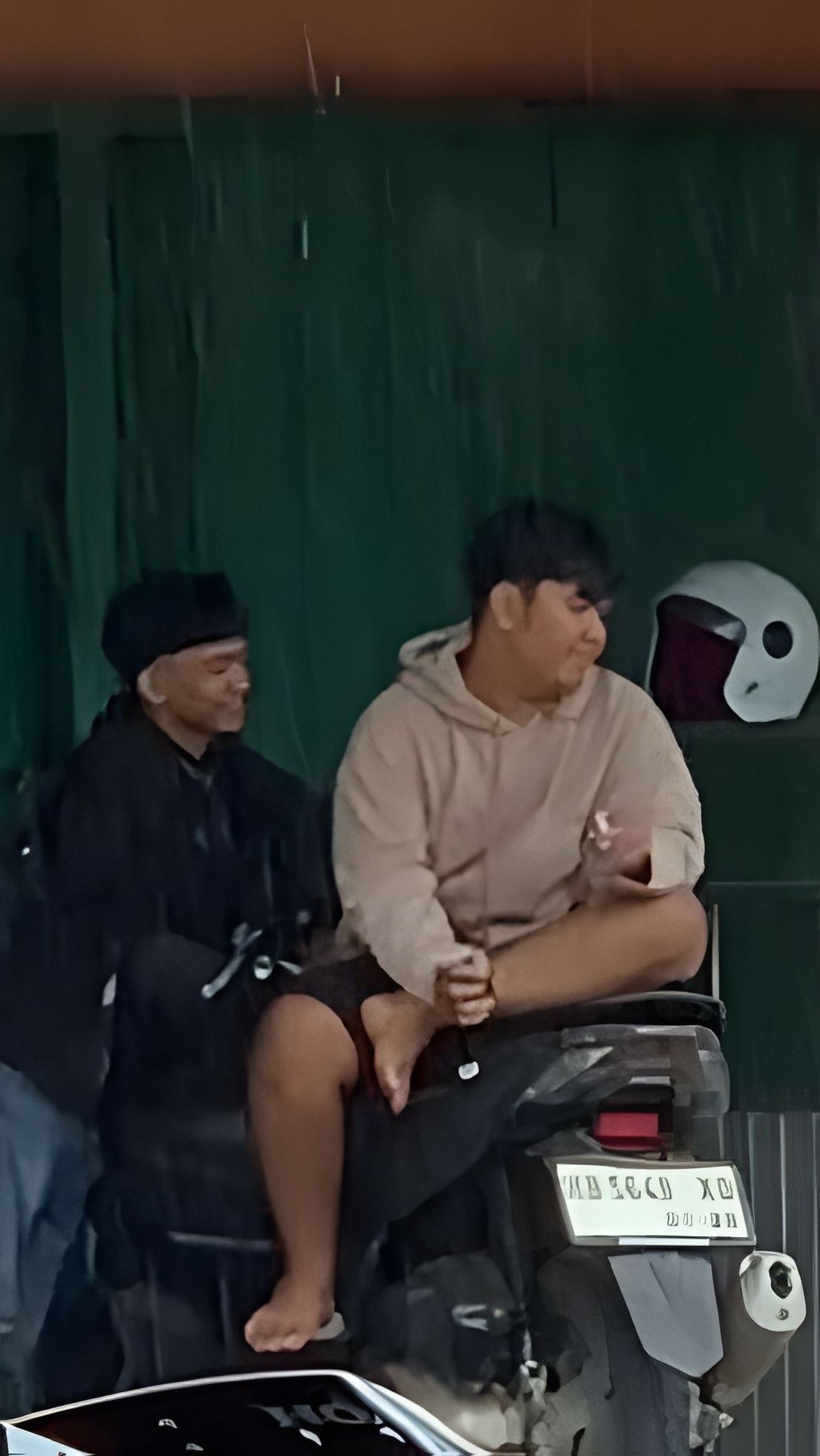 Ngakak Brutal! Momen Dua Pria Berteduh di Emperan Toko Malah Ketemu 'Kembaran' Tak Terduga, Netizen: 'Double Date Terlucu'