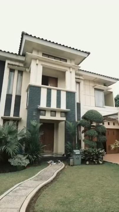 Beginilah potret rumah mewah Narji yang mengusung desain modern. Penampakannya bak istana