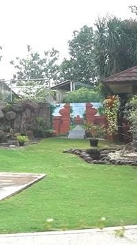 Di halaman rumahnya juga terdapat gazebo yang biasa digunakan untuk bersantai bersama keluarga