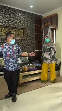 Potret ruang tamu di rumah Narji juga tak kalah mewah. Di dalamnya sudah terdapat sofa dan meja untuk tamu yang datang berkunjung
