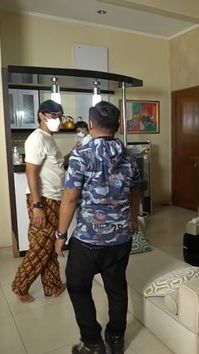 Uniknya, Narji juga menyiapkan klinik 24 jam di dalam rumahnya sehingga bisa dimanfaatkan kapan saja