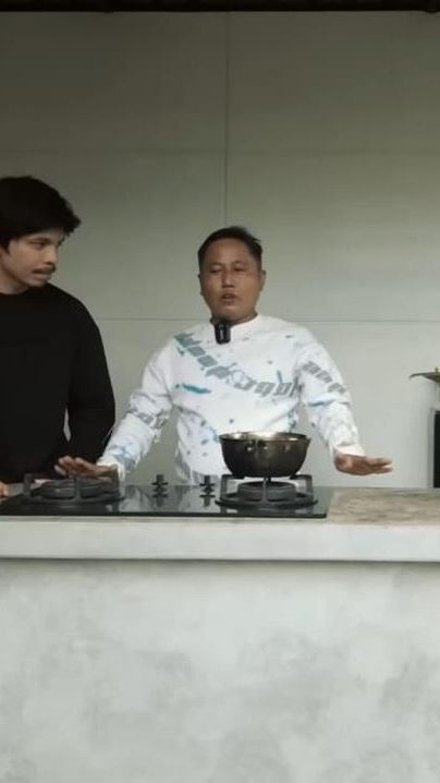Narji juga memiliki dua dapur yang berada di dalam dan di luar rumah. Ini adalah dapur di area luar yang biasa digunakan untuk masak bareng sahabat