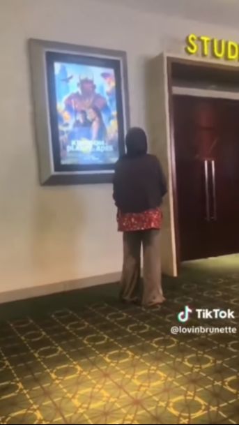 Viral Wanita Tertawakan Ibu yang Sedang Lihat Poster Film di Bioskop, Berujung Dipecat Tempat Kerjanya