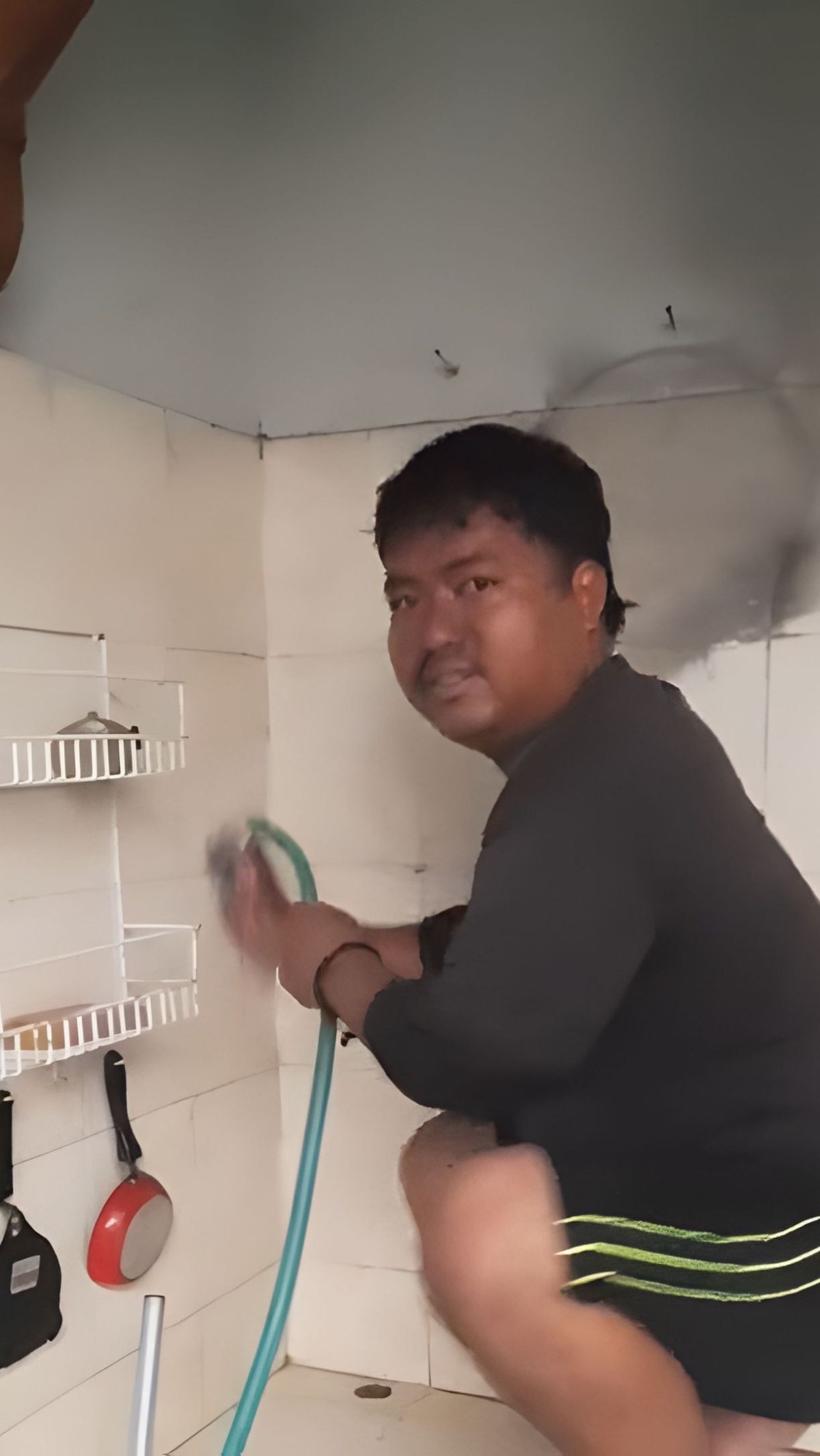 Viral! Pria Bernama Santo Ini Punya Profesi Unik: Terima Jasa Disuruh Apapun, Pernah Potong Kuku Burung sampai Bersihkan Tai Kucing
