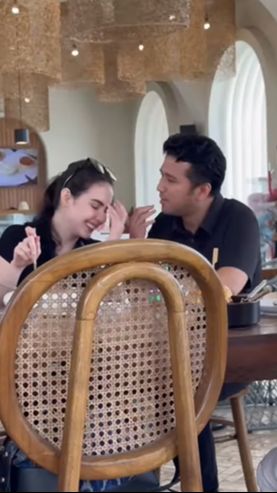 Di usia pernikahan mereka yang kini menginjak 10 tahun, rasa cinta Emil ke Arumi seakan tak pernah pudar