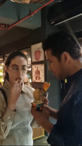 Seperti saat Emil dan Arumi terlihat begitu romantis kala mencicipi eskrim terkenal di Yogyakarta