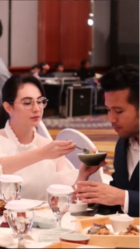 Bahkan Arumi tak sungkan menyuapi Emil saat berada di tempat umum