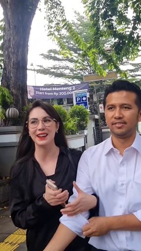 Keduanya pun selalu tampak bahagia dengan segala hal-hal kecil dalam pernikahan mereka
