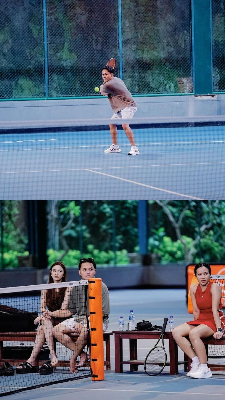 Tak hanya berdiam di penginapan, mereka juga terlihat bermain tenis bareng.